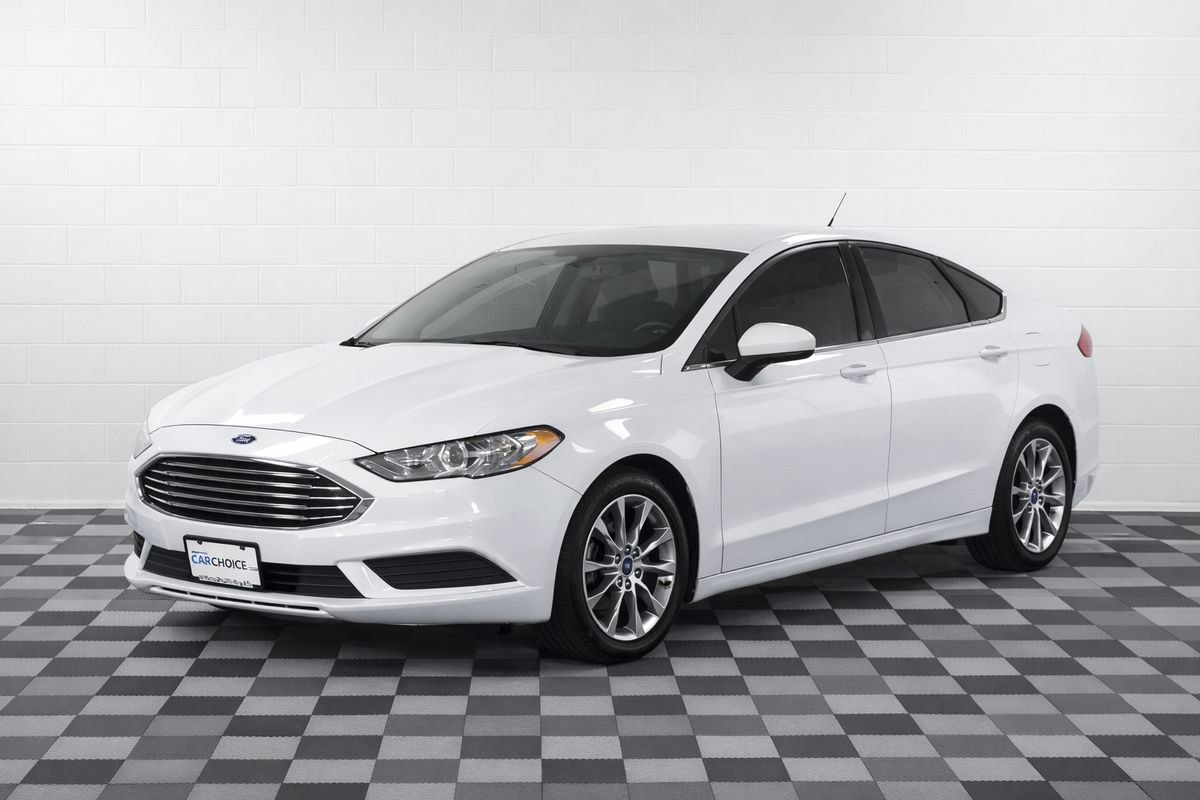 Used 2017 Ford Fusion SE w/ Fusion SE Technology Package FWD image 1