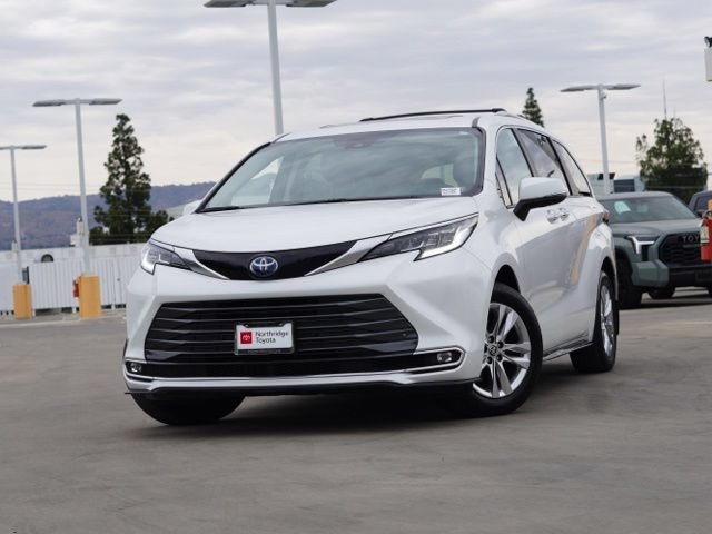Used 2024 Toyota Sienna Limited AWD/4WD image 5