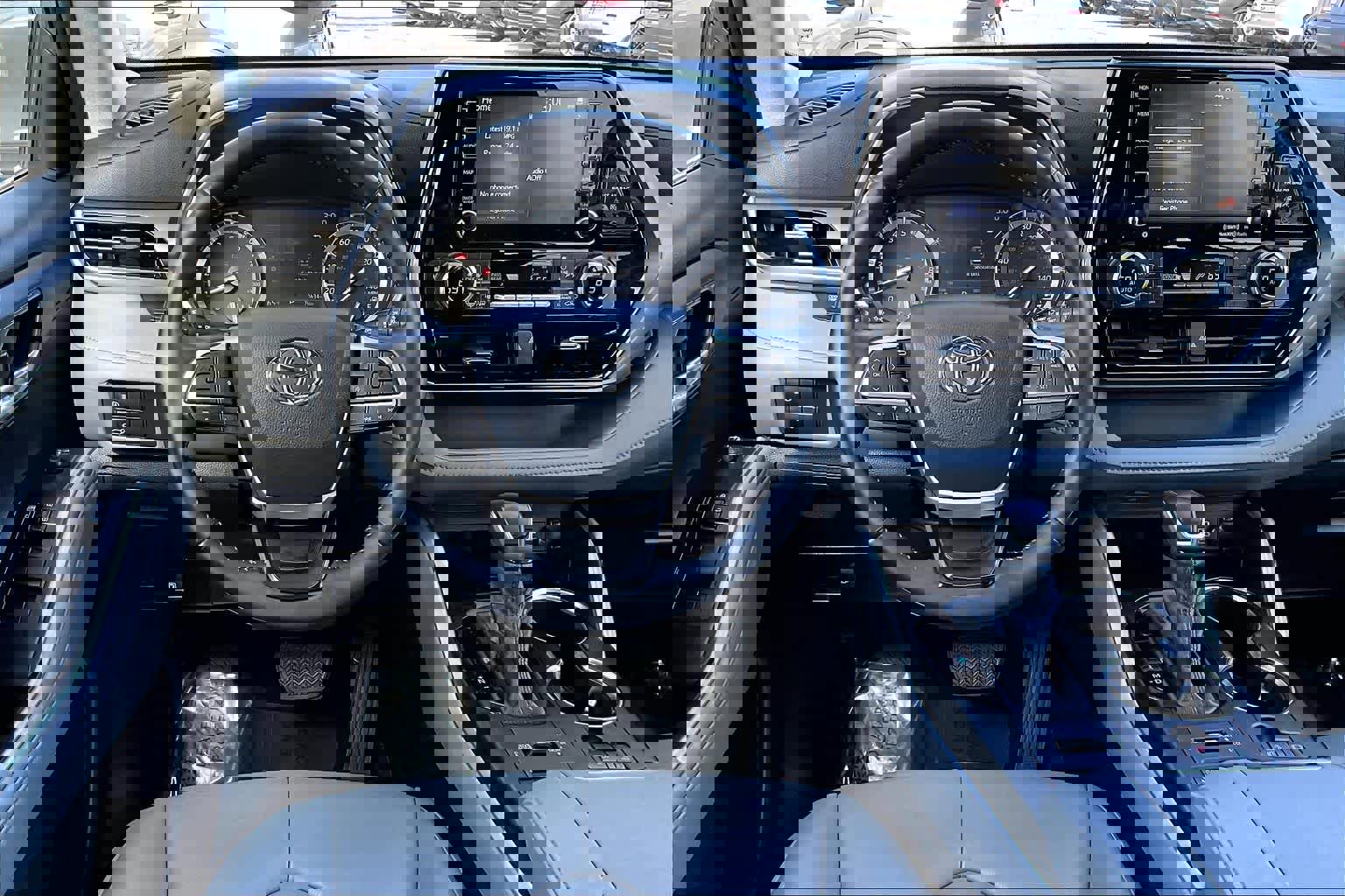 Used 2022 Toyota Highlander XLE image 6