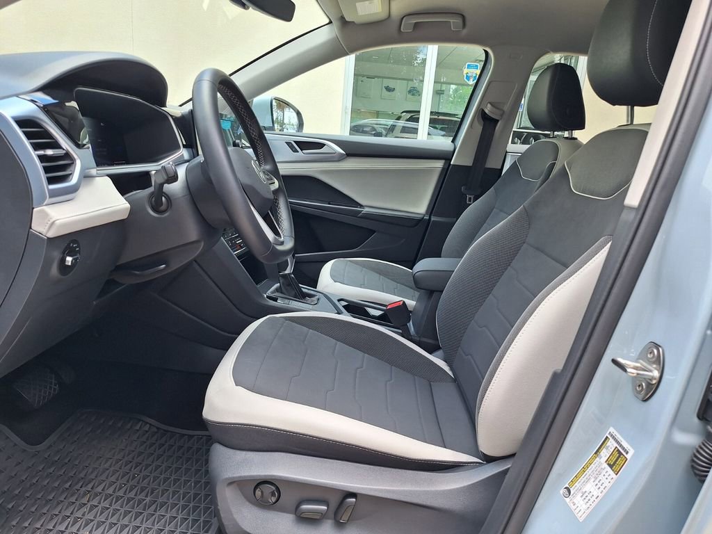 Used 2025 Volkswagen Taos SE FWD image 12