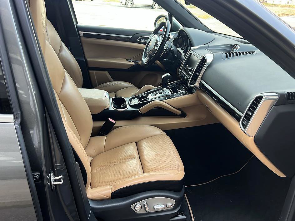 Used 2014 Porsche Cayenne Platinum Edition AWD/4WD image 34
