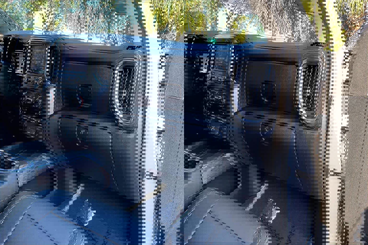 Used 2020 Chevrolet Silverado 3500 LTZ w/ LTZ Premium Package image 17