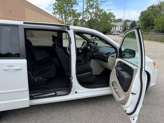 Used 2016 Dodge Grand Caravan SE FWD image 17