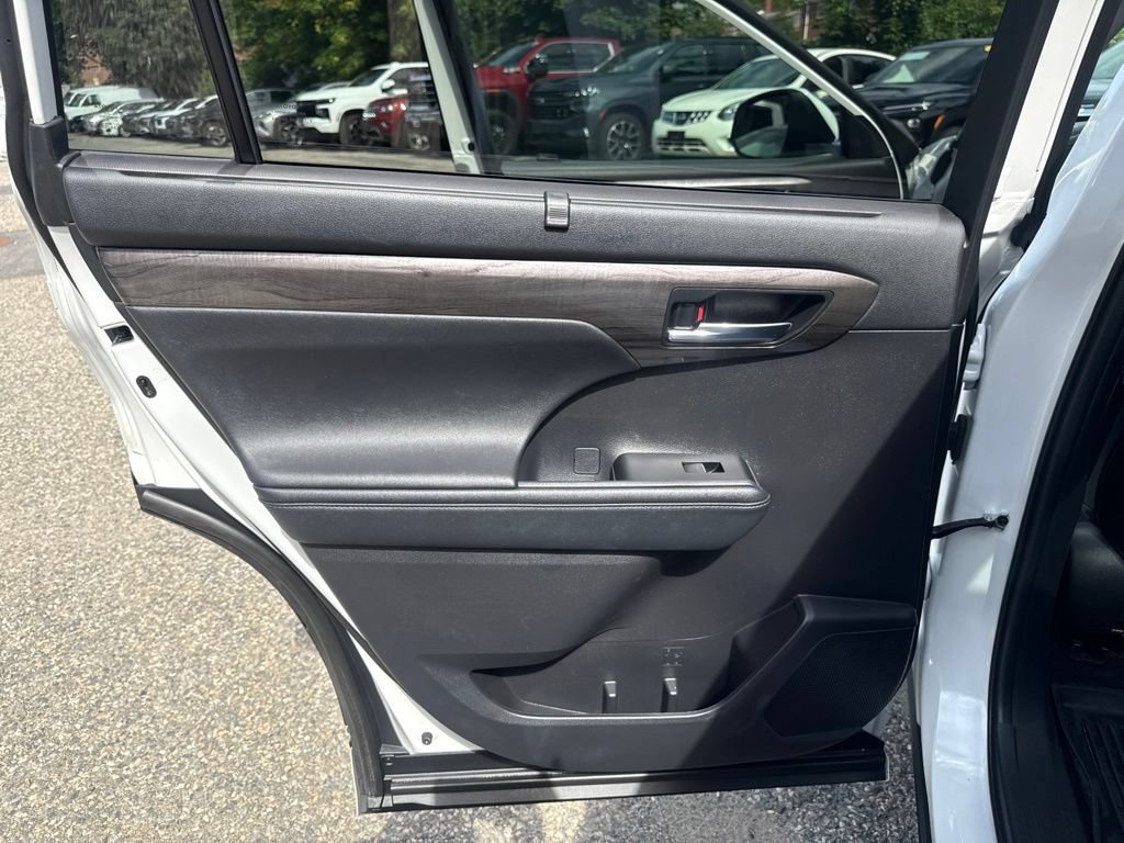 Used 2024 Toyota Highlander Platinum AWD/4WD image 18