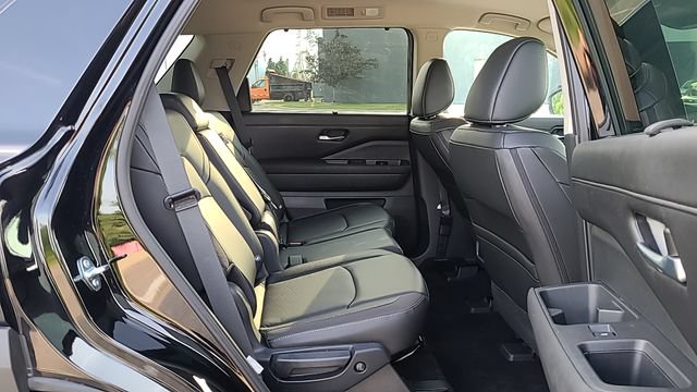 Used 2025 Nissan Pathfinder SL AWD/4WD image 30