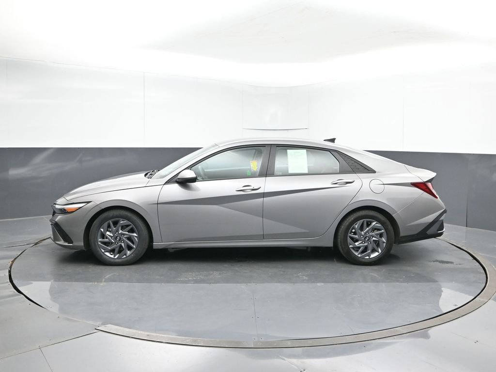Used 2024 Hyundai Elantra SEL image 2
