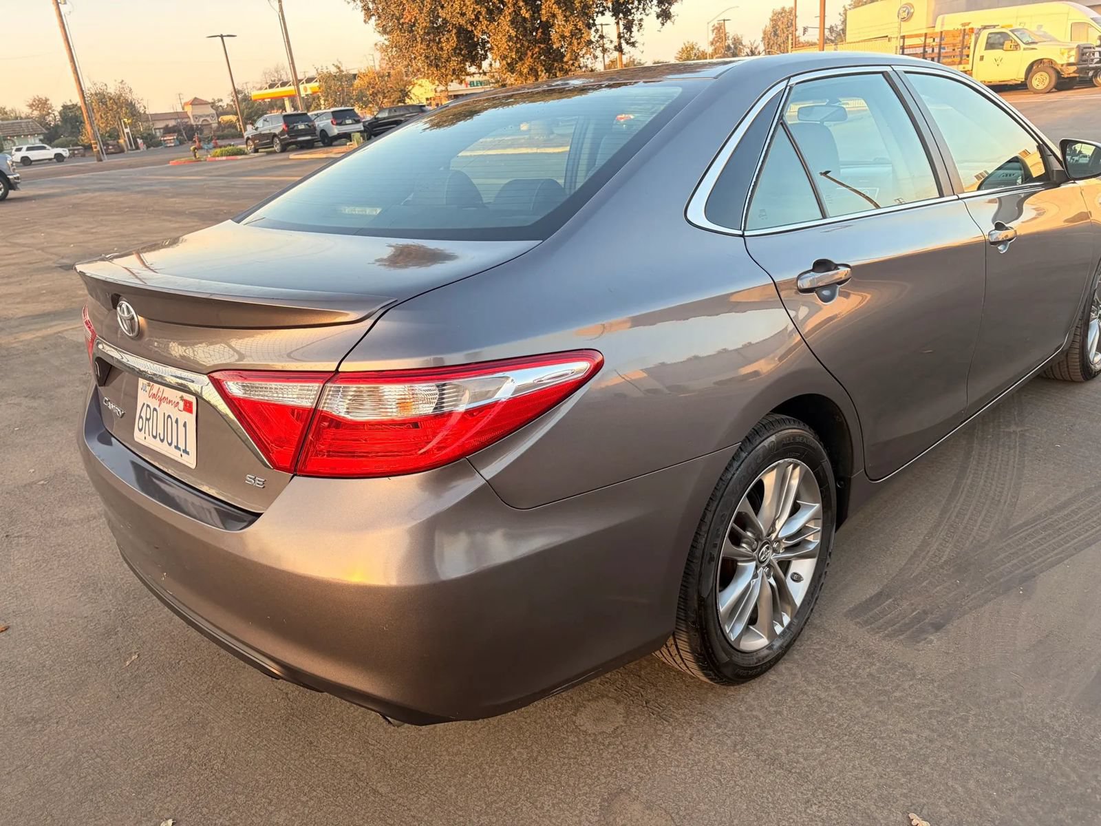 Used 2016 Toyota Camry SE FWD image 4
