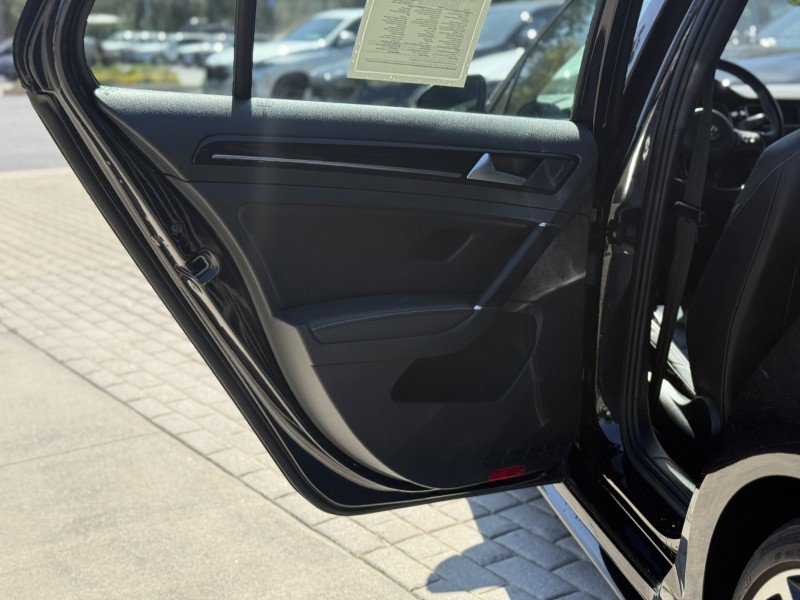 Used 2018 Volkswagen Golf R 4-Door image 13