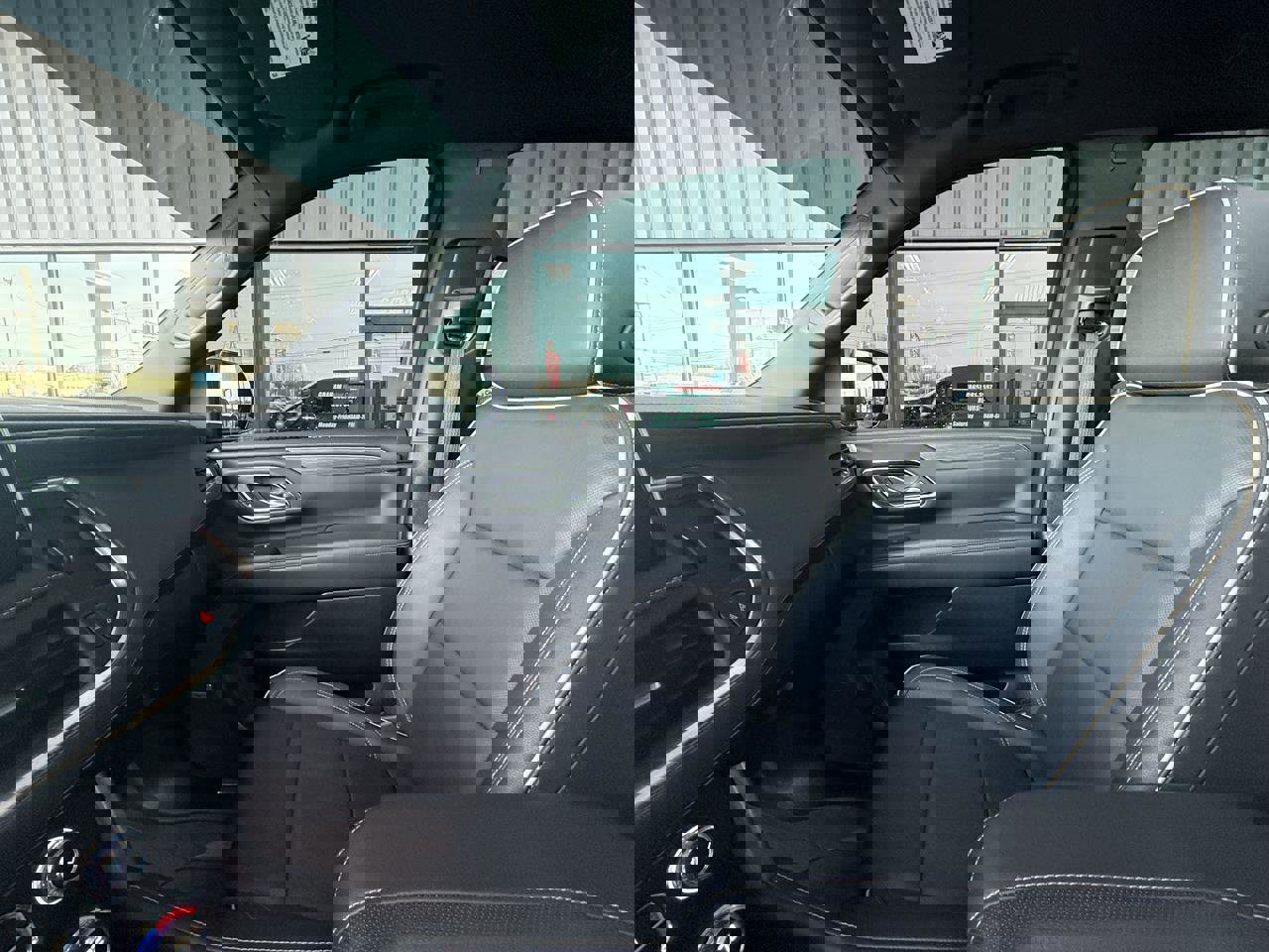 Used 2024 GMC Yukon SLT w/ SLT Luxury Package image 24