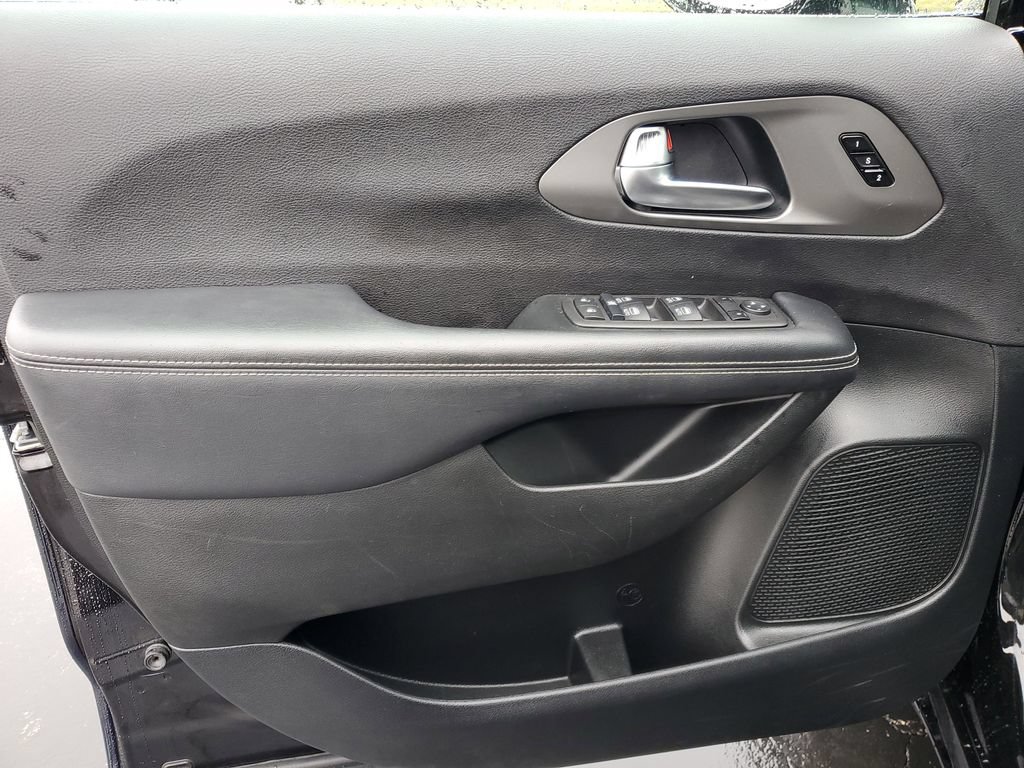 Used 2025 Chrysler Pacifica Select FWD image 24