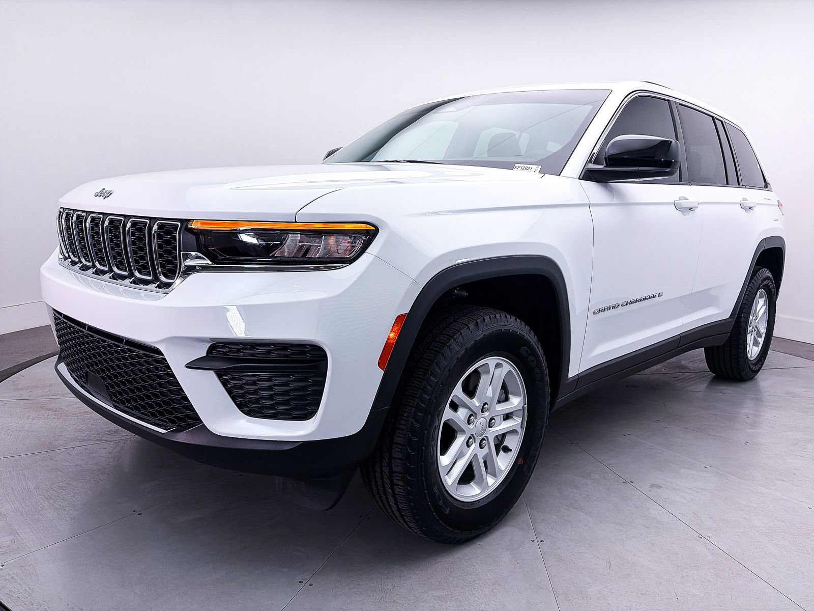 Used 2023 Jeep Grand Cherokee Laredo w/ Trailer Tow Prep Group (B) AWD/4WD image 11