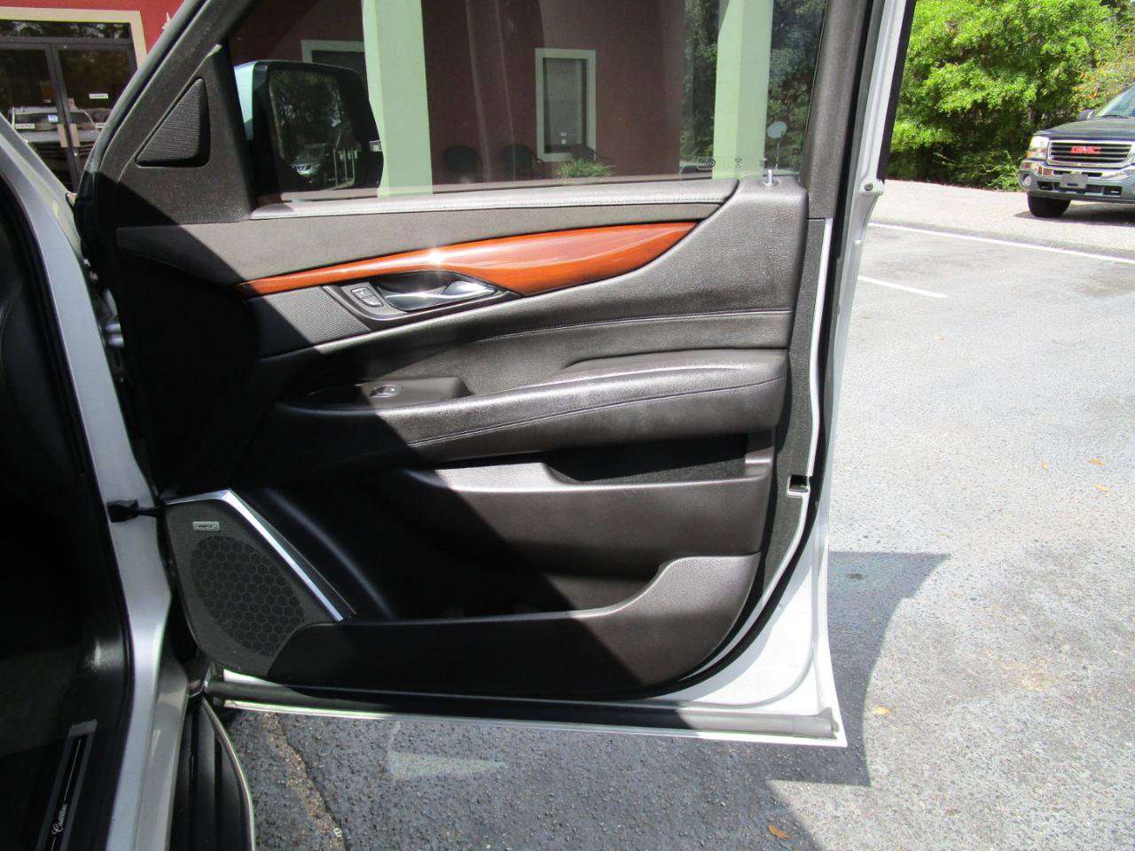 Used 2020 Cadillac Escalade Luxury RWD image 32
