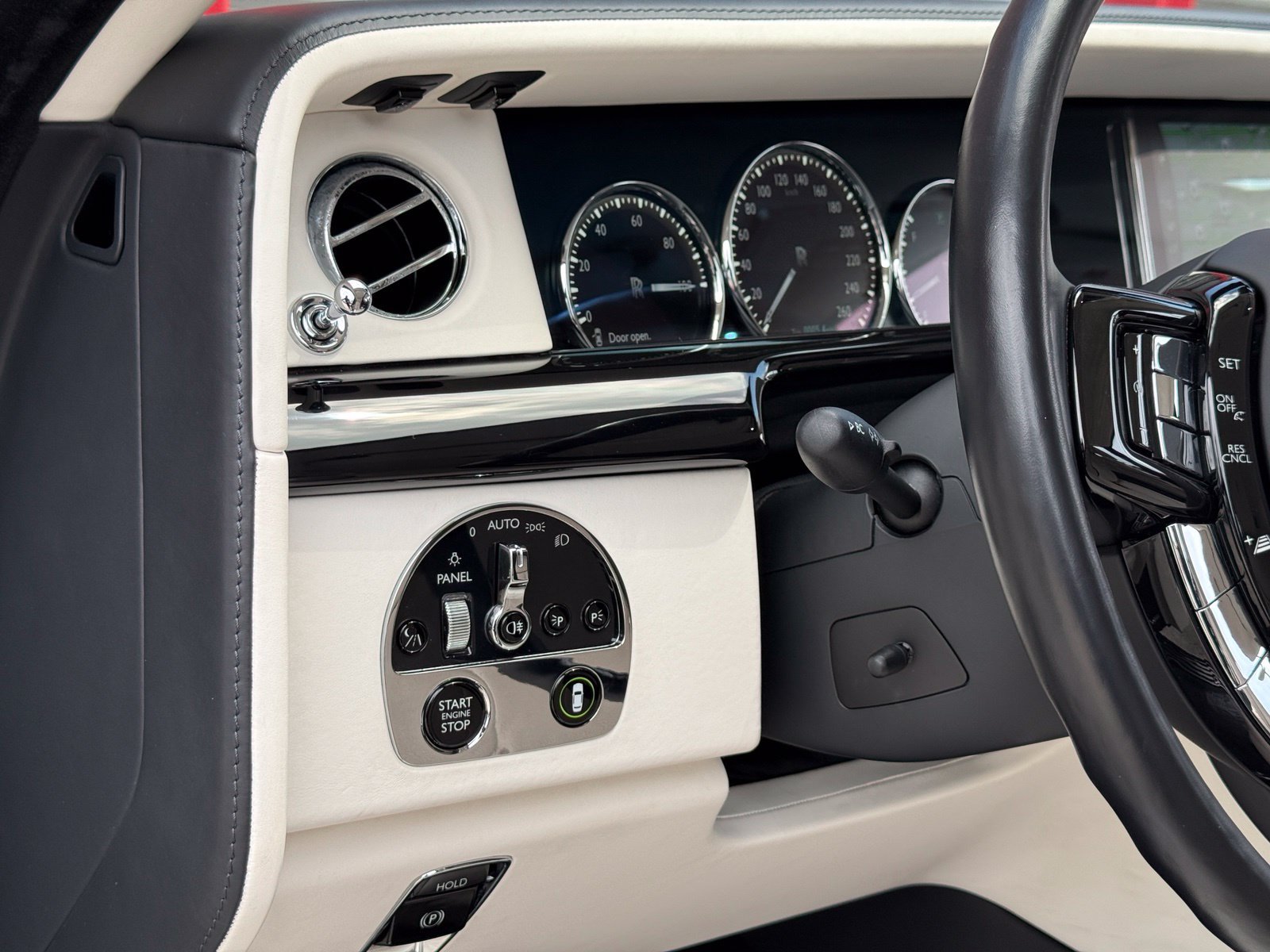 Used 2022 Rolls-Royce Phantom Sedan RWD image 28
