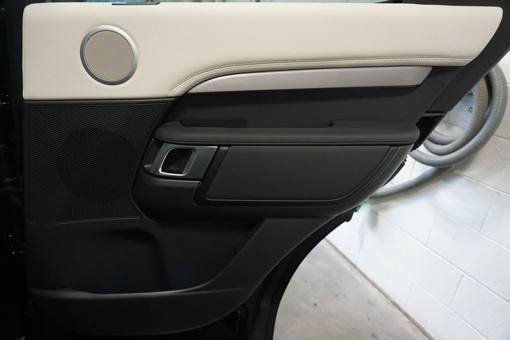 New 2025 Land Rover Discovery Dynamic SE image 25