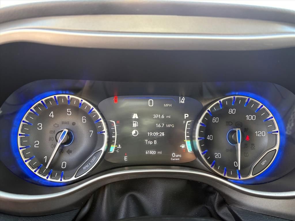 Used 2023 Chrysler Pacifica Touring-L image 7