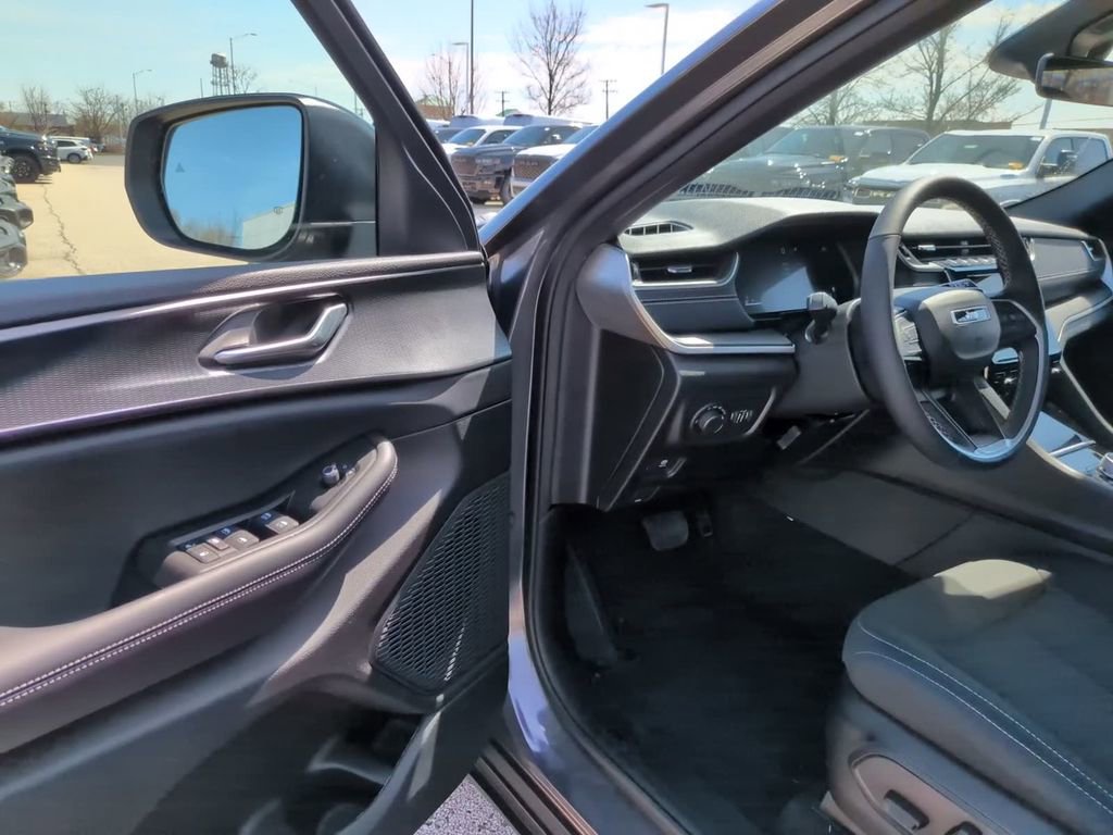 New 2025 Jeep Grand Cherokee Laredo X w/ Luxury Tech Group I AWD/4WD image 18
