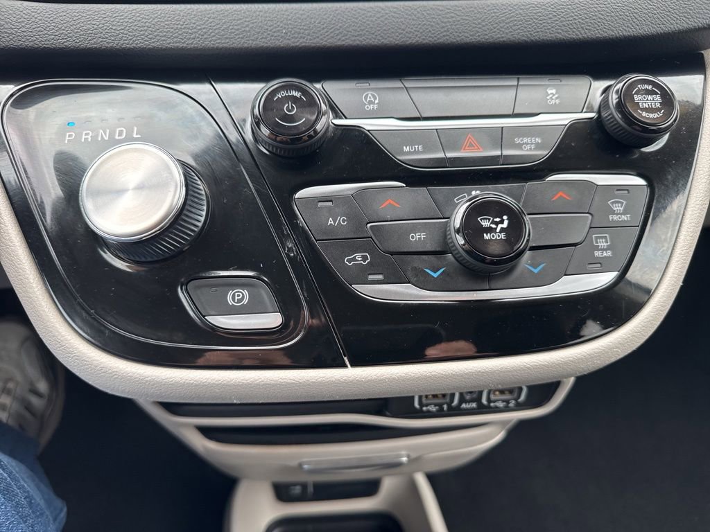 Used 2023 Chrysler Voyager LX image 32