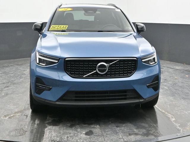 Used 2024 Volvo XC40 B5 Core image 3