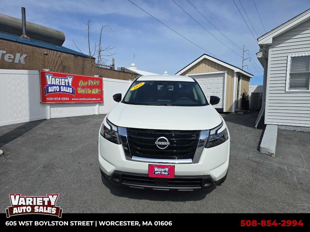 Used 2025 Nissan Pathfinder S image 1