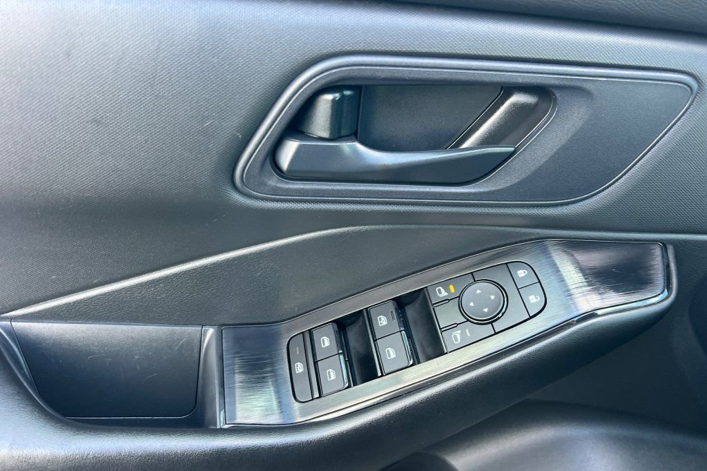 Used 2024 Nissan Rogue S AWD/4WD image 8