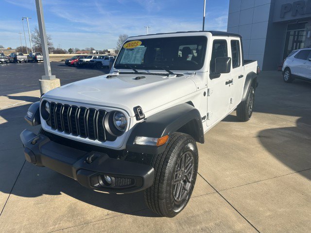 Used 2025 Jeep Gladiator Sport image 3