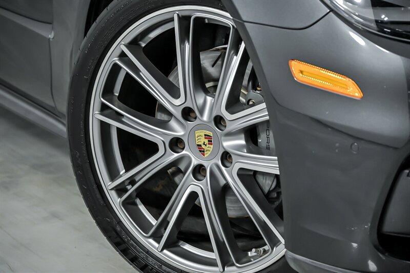 Used 2018 Porsche Panamera 4S image 3