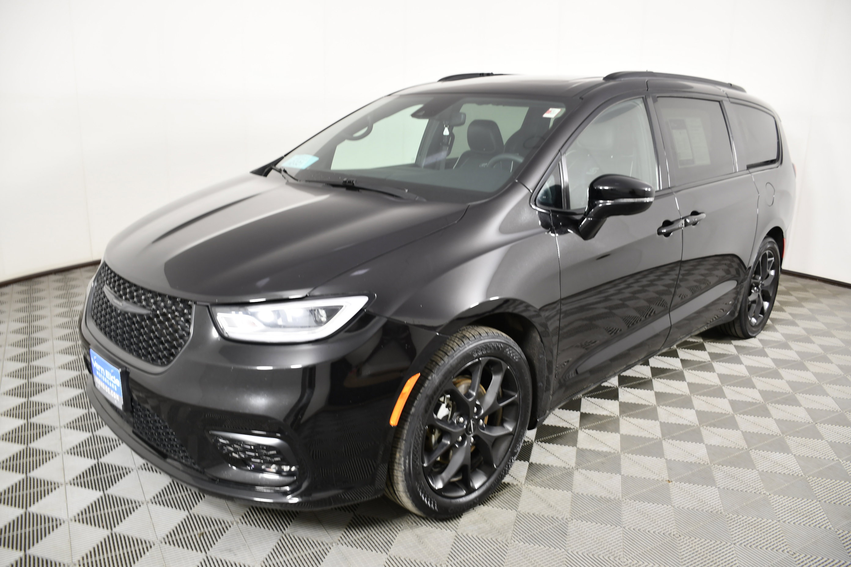 Used 2025 Chrysler Pacifica Limited image 10