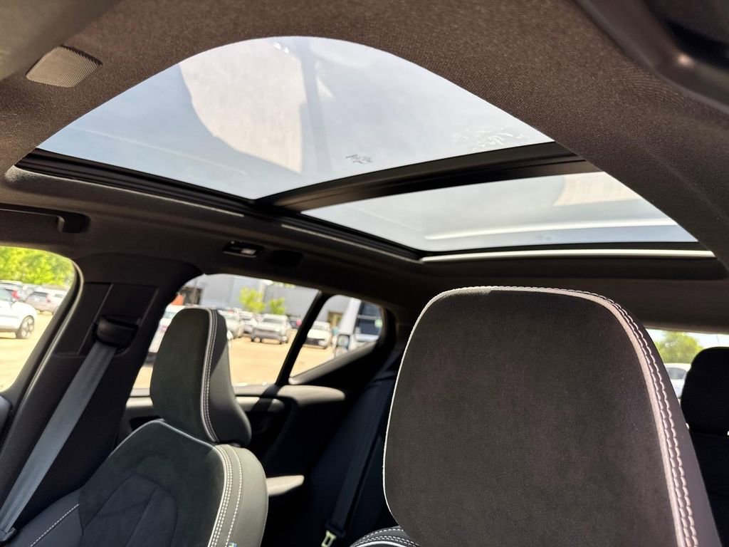 Used 2023 Volvo XC40 Recharge Plus AWD/4WD image 7