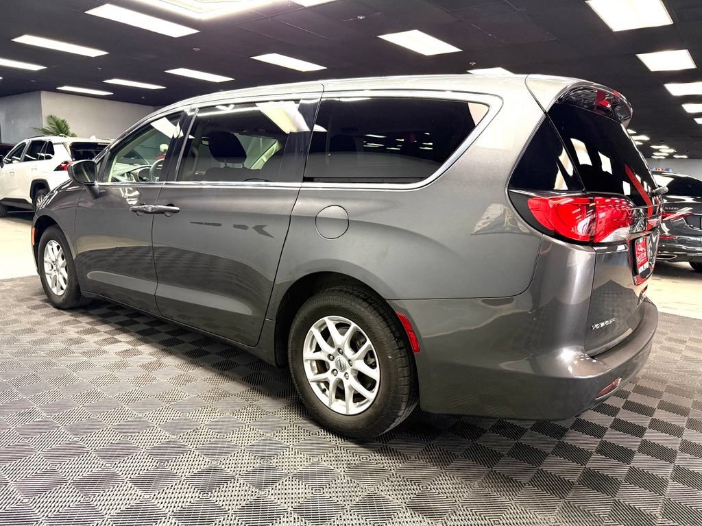 Used 2023 Chrysler Voyager LX FWD image 9
