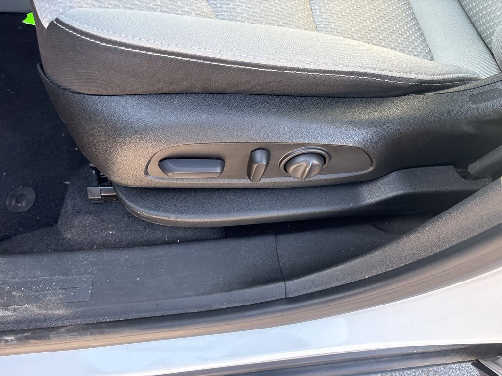 Used 2023 GMC Terrain SLE w/ Driver Convenience Package image 10