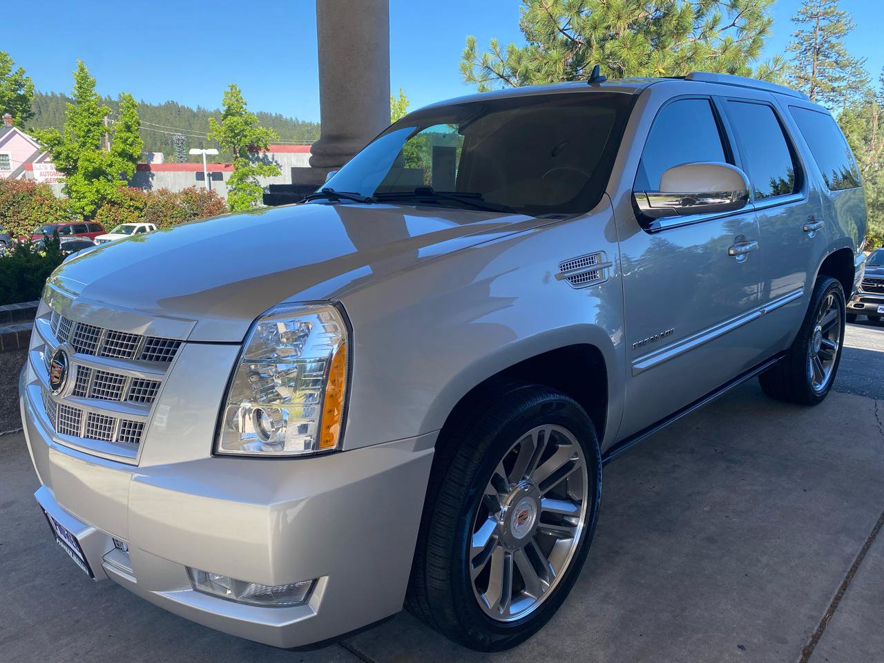 Used 2013 Cadillac Escalade Premium AWD/4WD image 2