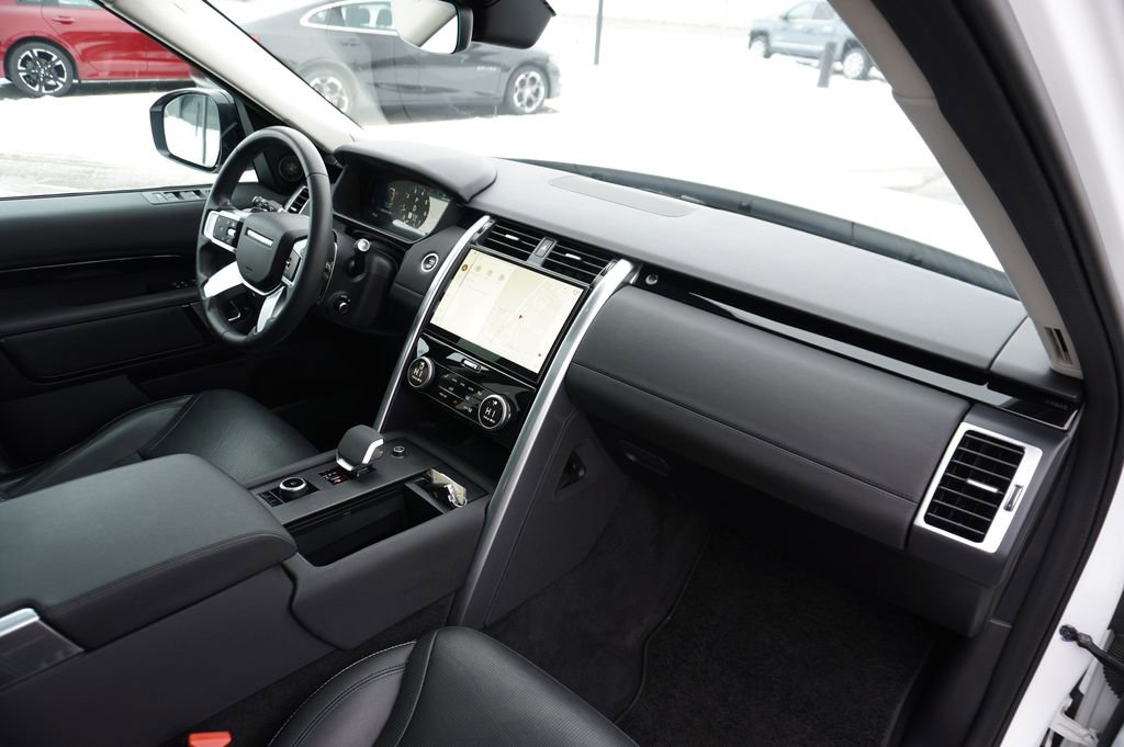 Used 2024 Land Rover Discovery S image 30