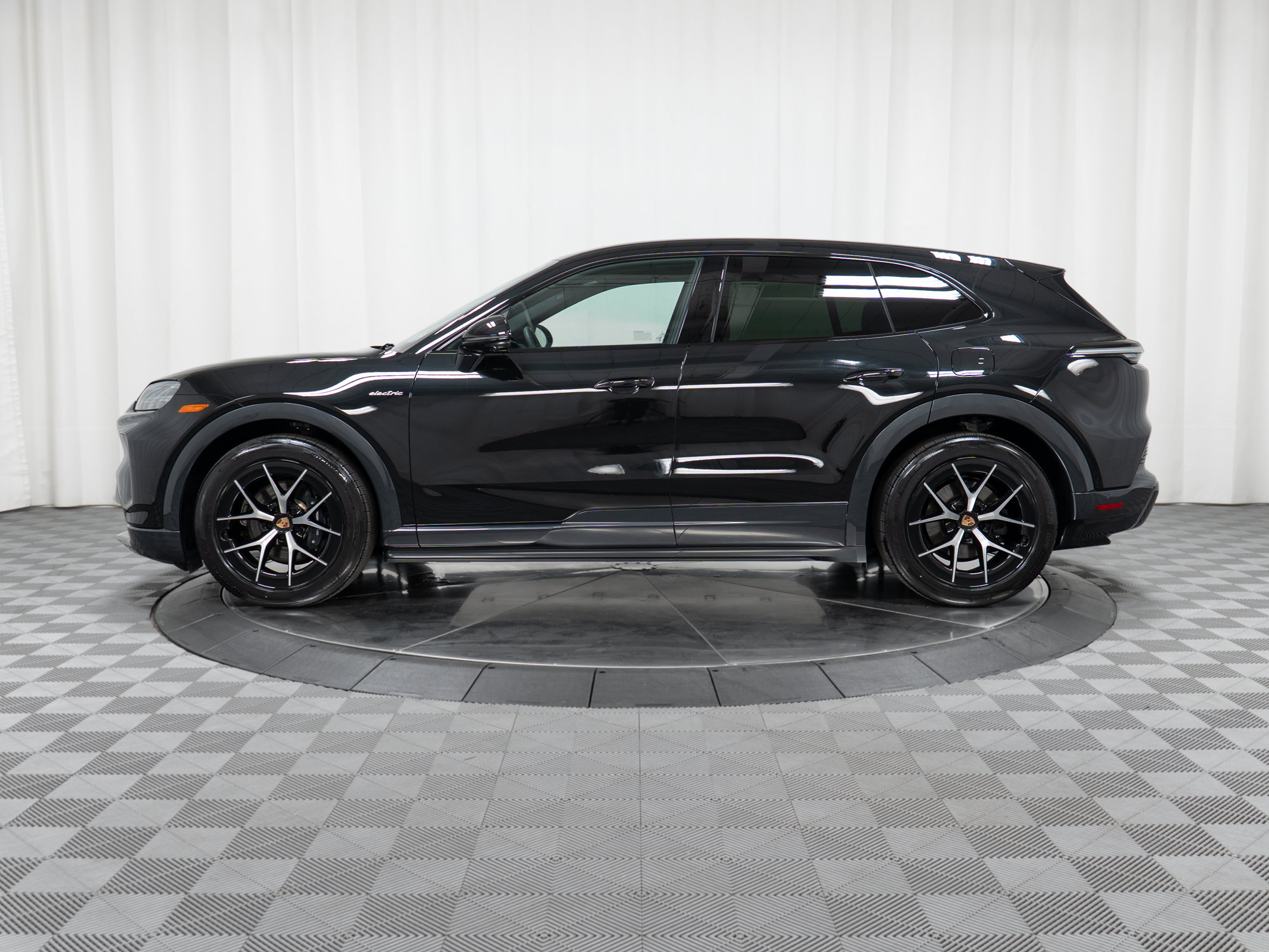 New 2026 Porsche Cayenne Electric AWD/4WD image 2