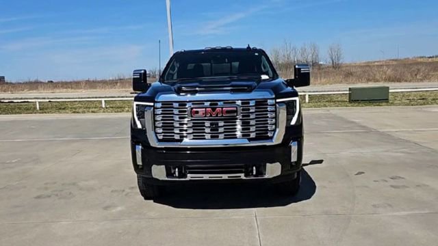 Used 2024 GMC Sierra 2500 Denali AWD/4WD image 3