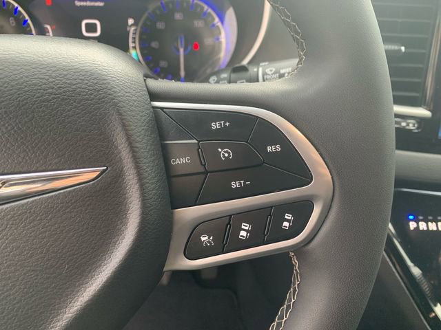 Used 2025 Chrysler Pacifica Select image 26