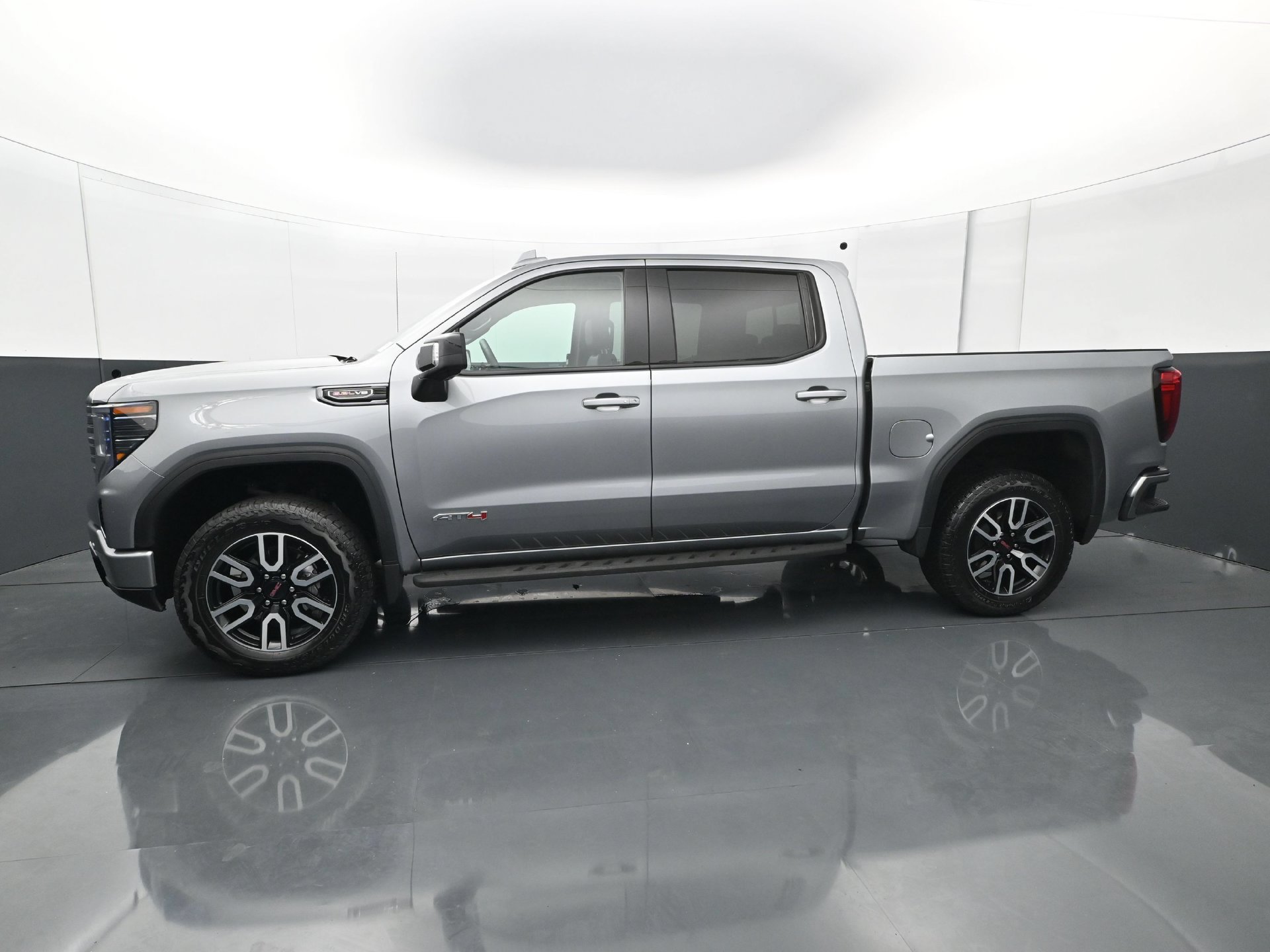 Used 2024 GMC Sierra 1500 AT4 w/ Technology Package AWD/4WD image 3