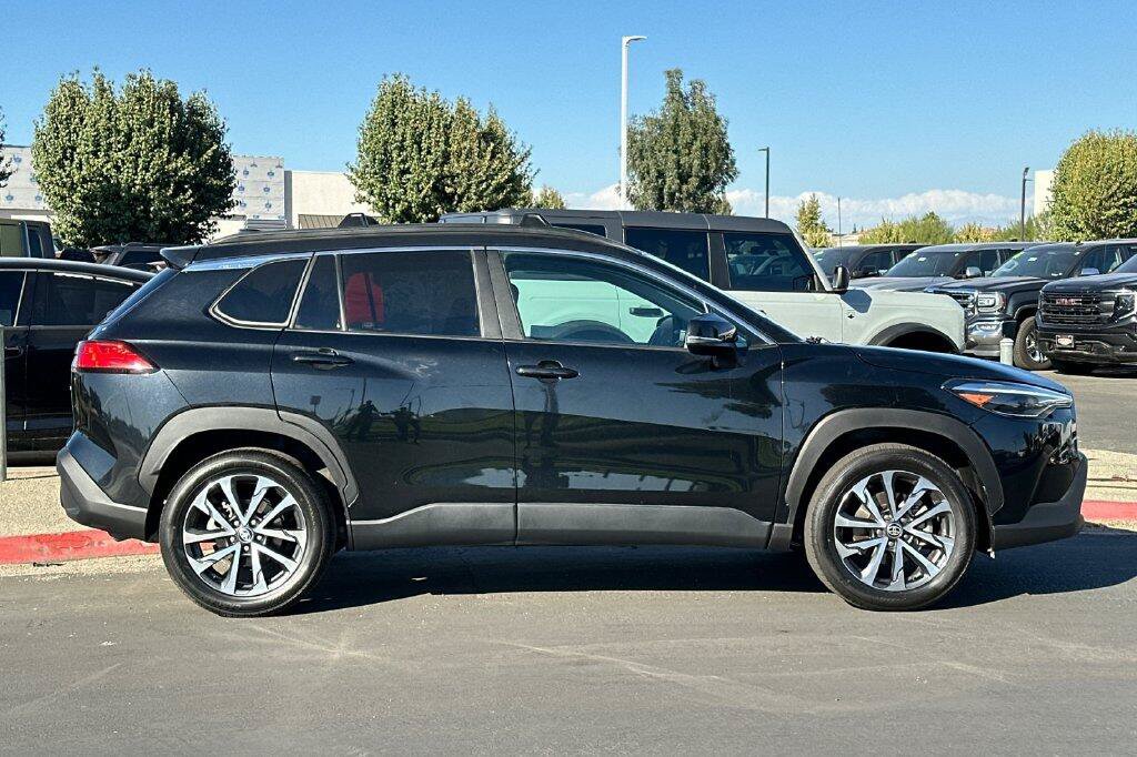 Used 2023 Toyota Corolla Cross XLE w/ Convenience Package FWD image 3