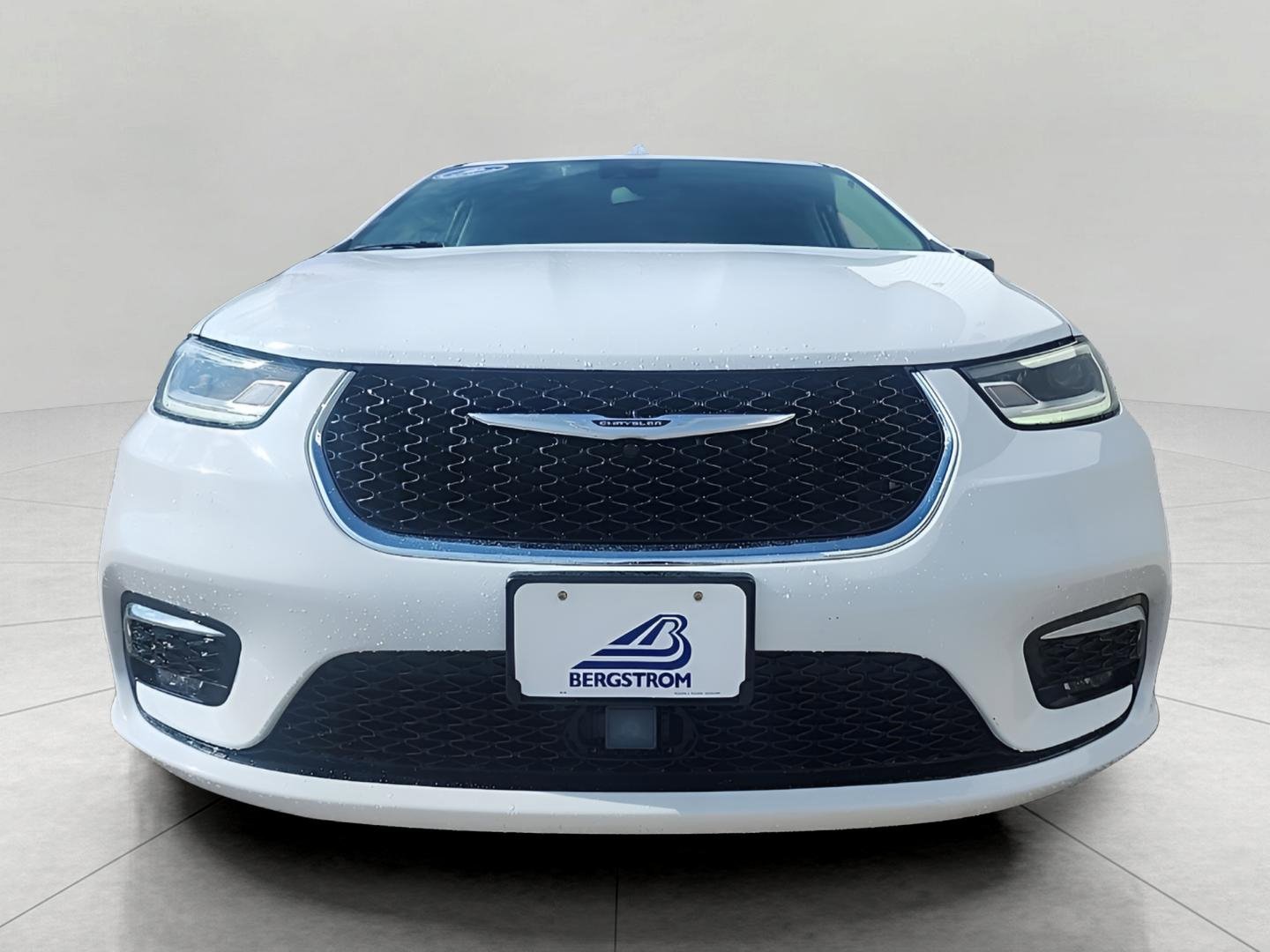 Used 2024 Chrysler Pacifica Touring-L image 4