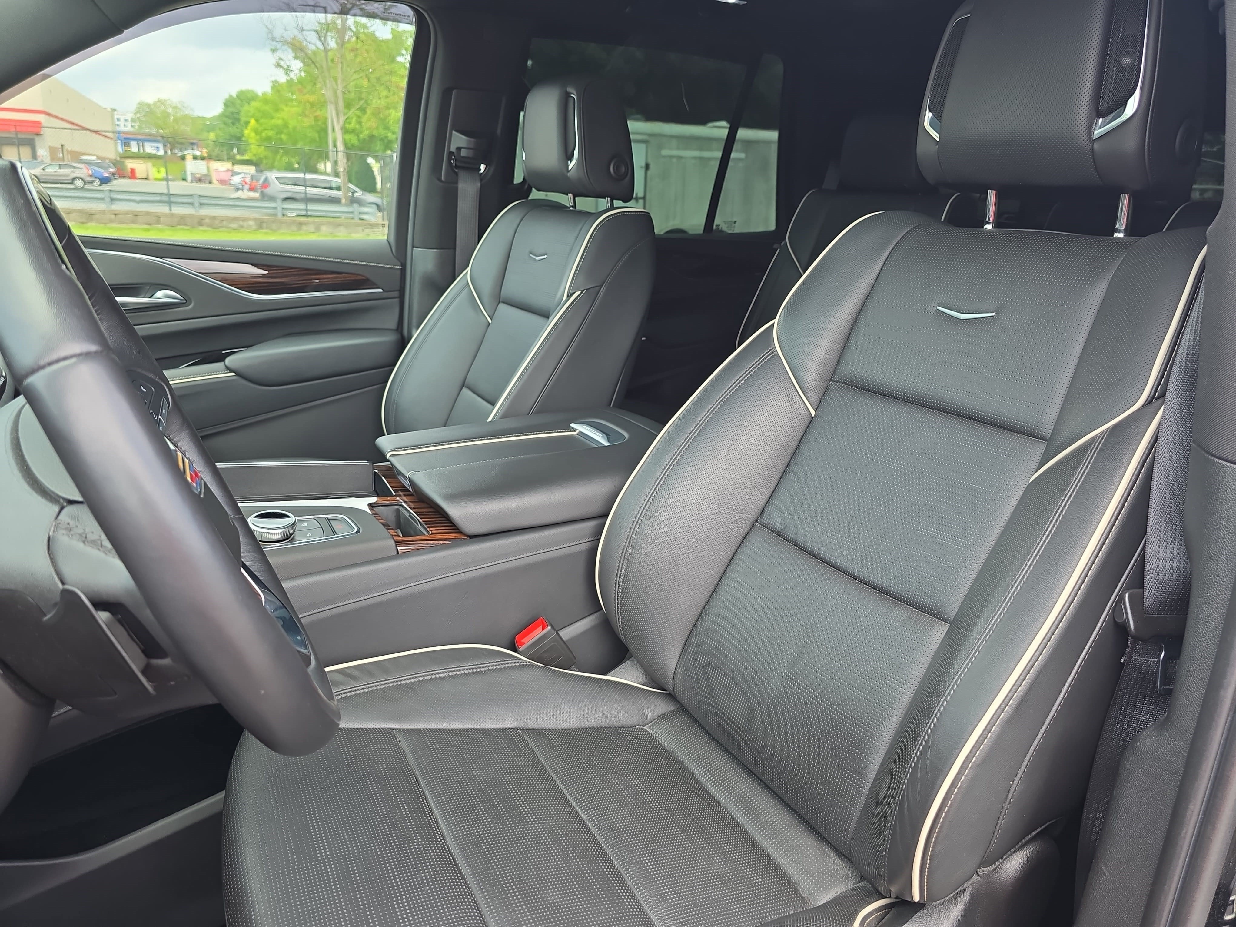 Used 2023 Cadillac Escalade Premium Luxury AWD/4WD image 16
