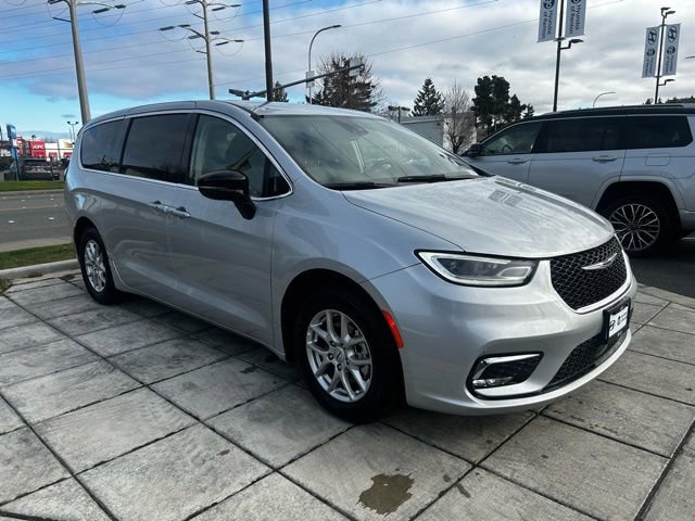 Used 2024 Chrysler Pacifica Touring-L image 4