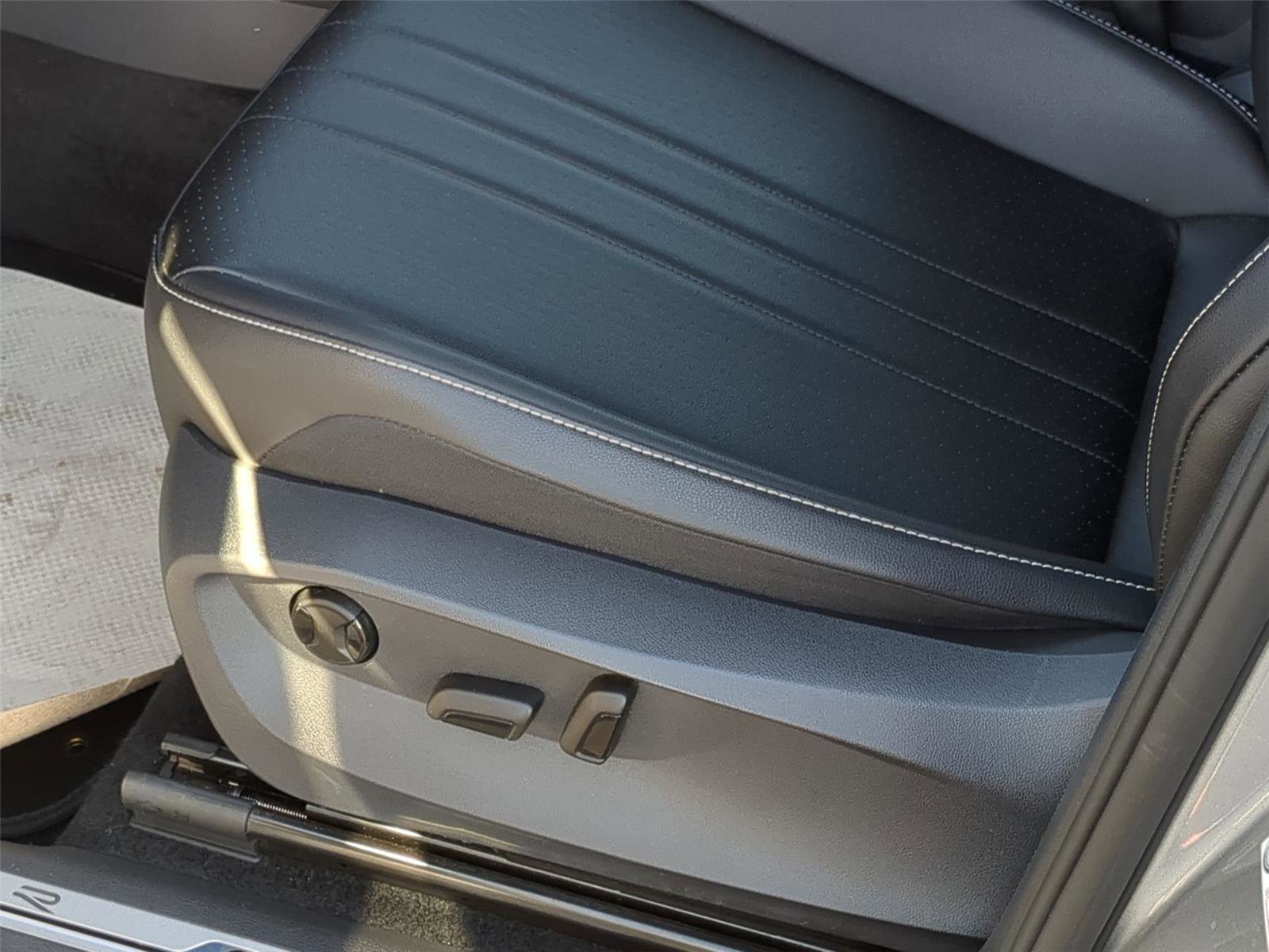 Used 2022 Volkswagen Tiguan SE R-Line image 13