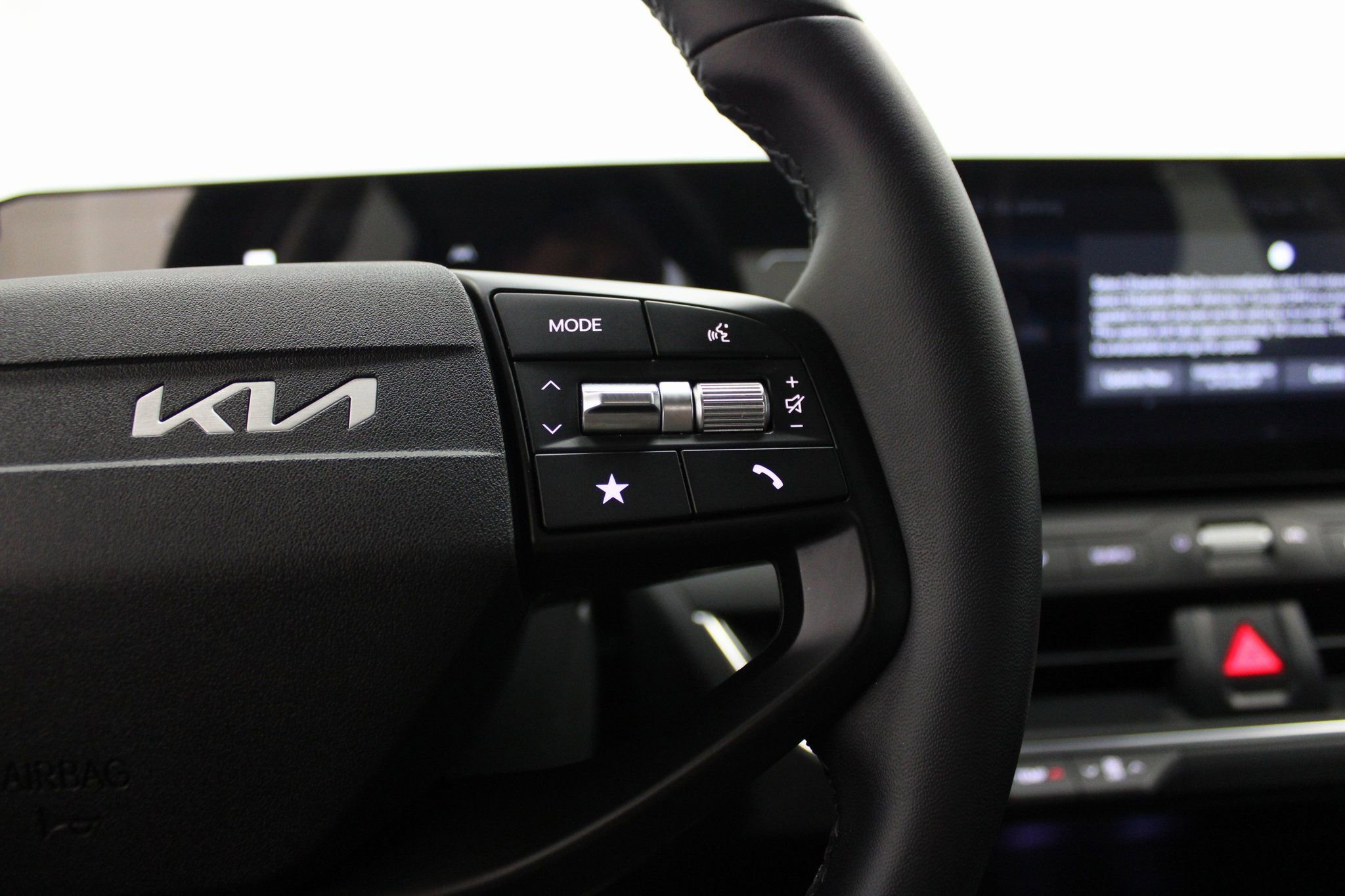 Used 2025 Kia K4 EX image 36