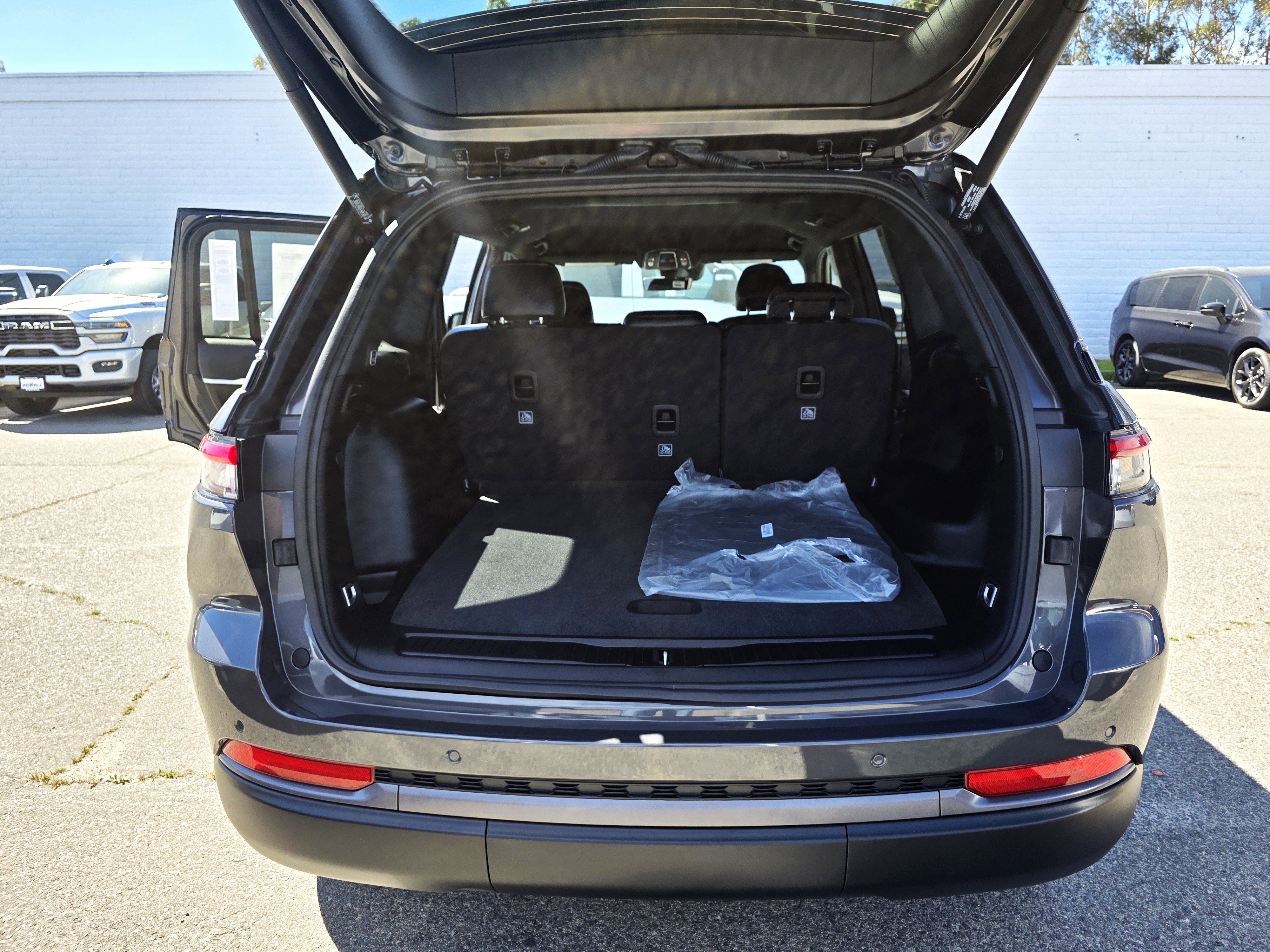 New 2026 Jeep Grand Cherokee Altitude image 3