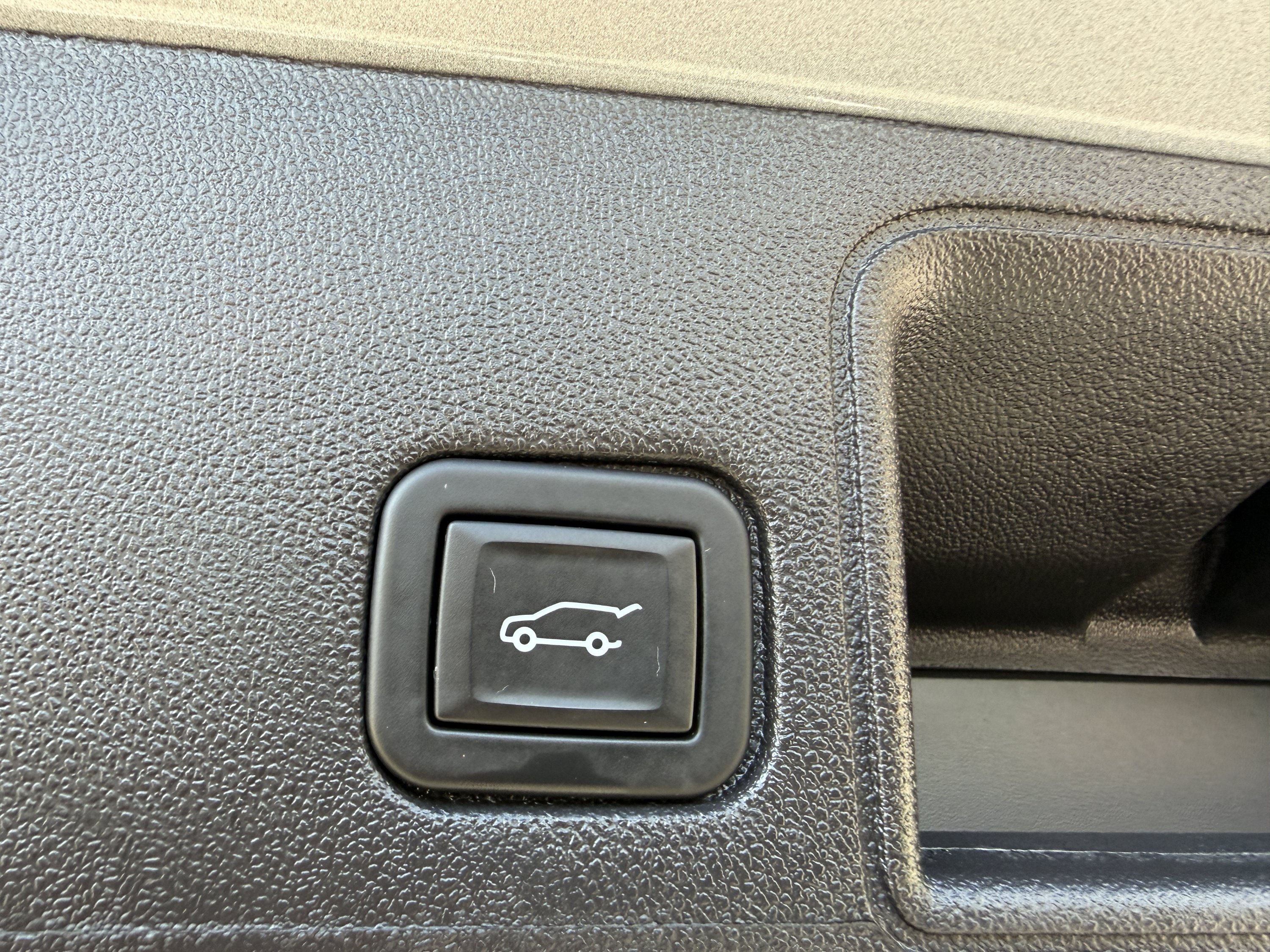 Used 2024 GMC Terrain SLT w/ LPO, Floor Liner Package AWD/4WD image 30