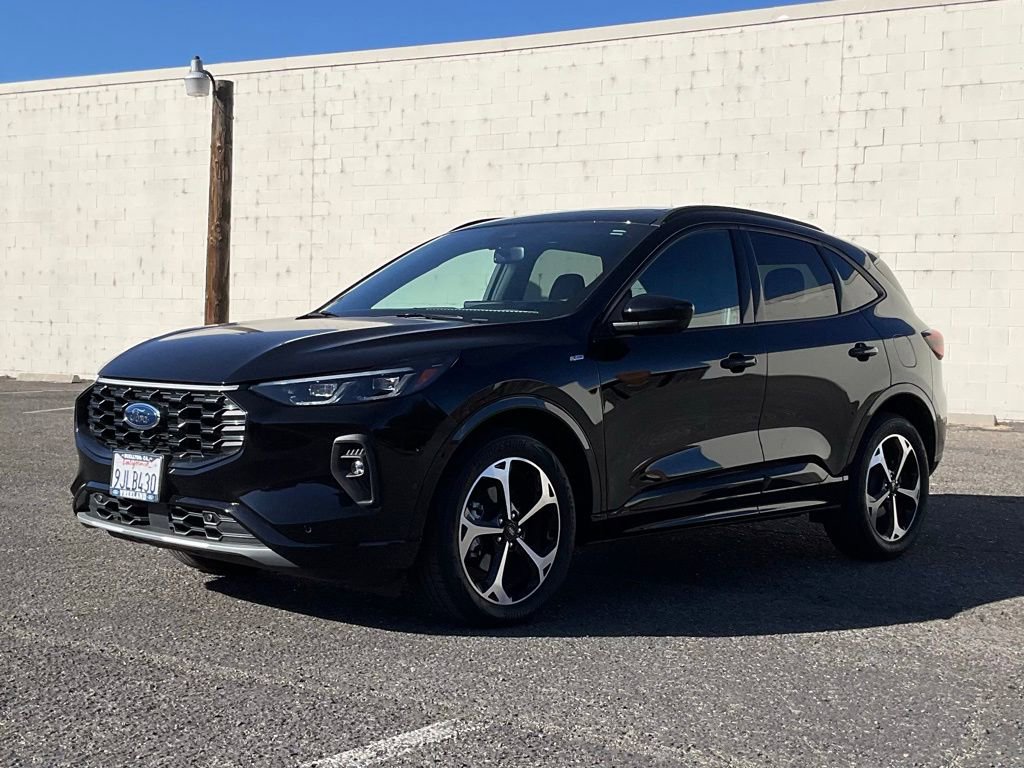 Used 2024 Ford Escape ST-Line Elite w/ Premium Technology Package image 2