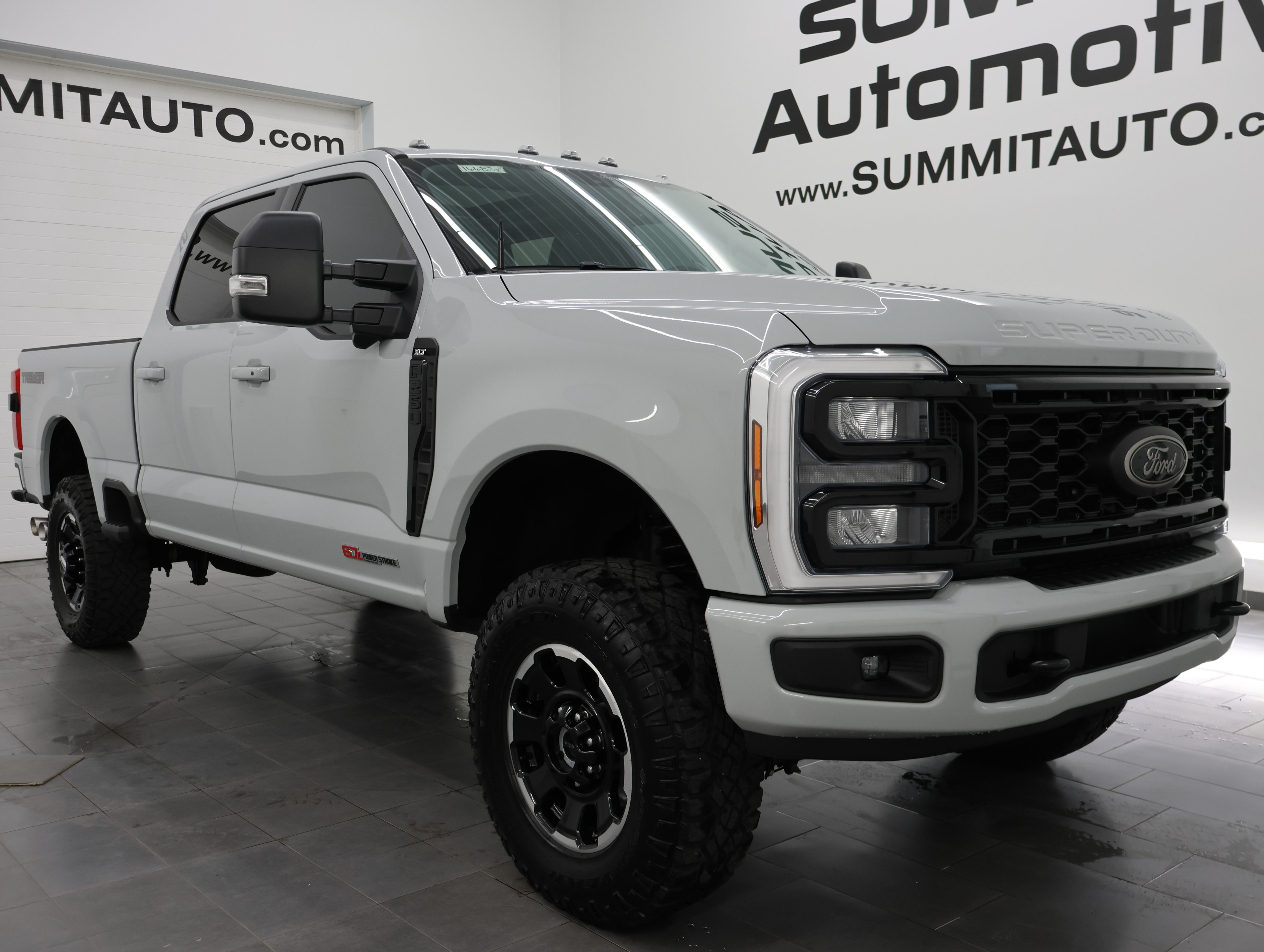Used 2025 Ford F250 XLT w/ Black Appearance Package AWD/4WD image 2