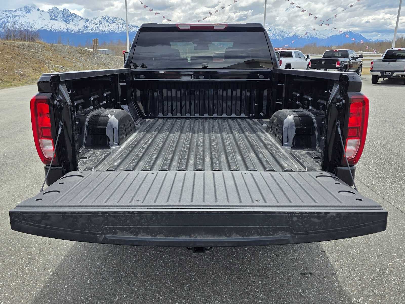 New 2026 GMC Sierra 1500 SLE w/ LPO, Black Badging Package AWD/4WD image 13