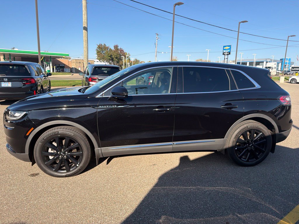 Used 2023 Lincoln Nautilus Reserve w/ Monochromatic Package AWD/4WD image 2