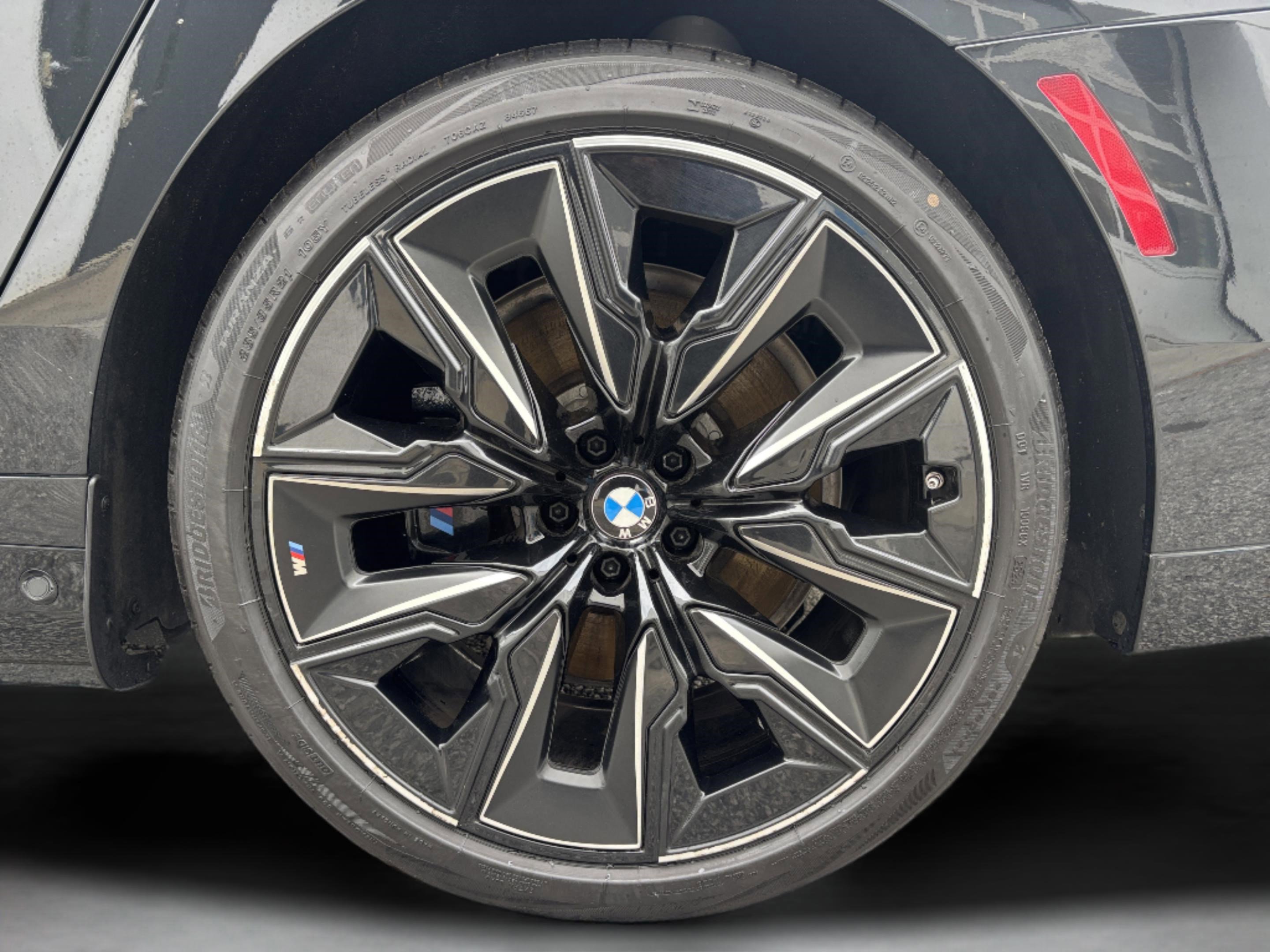 Used 2024 BMW i7 xDrive60 w/ Executive Package image 31