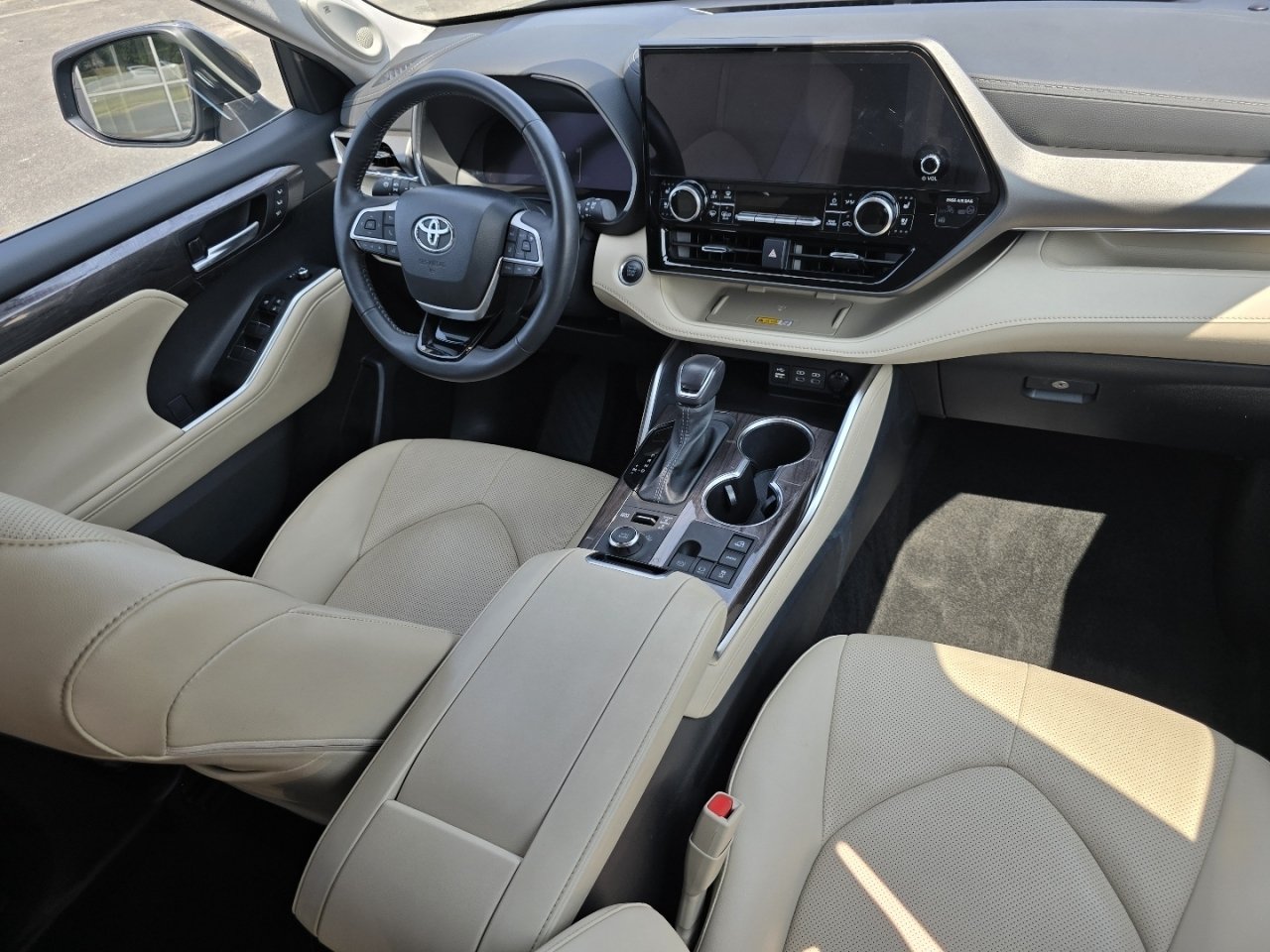 Certified 2024 Toyota Highlander Limited AWD/4WD image 24